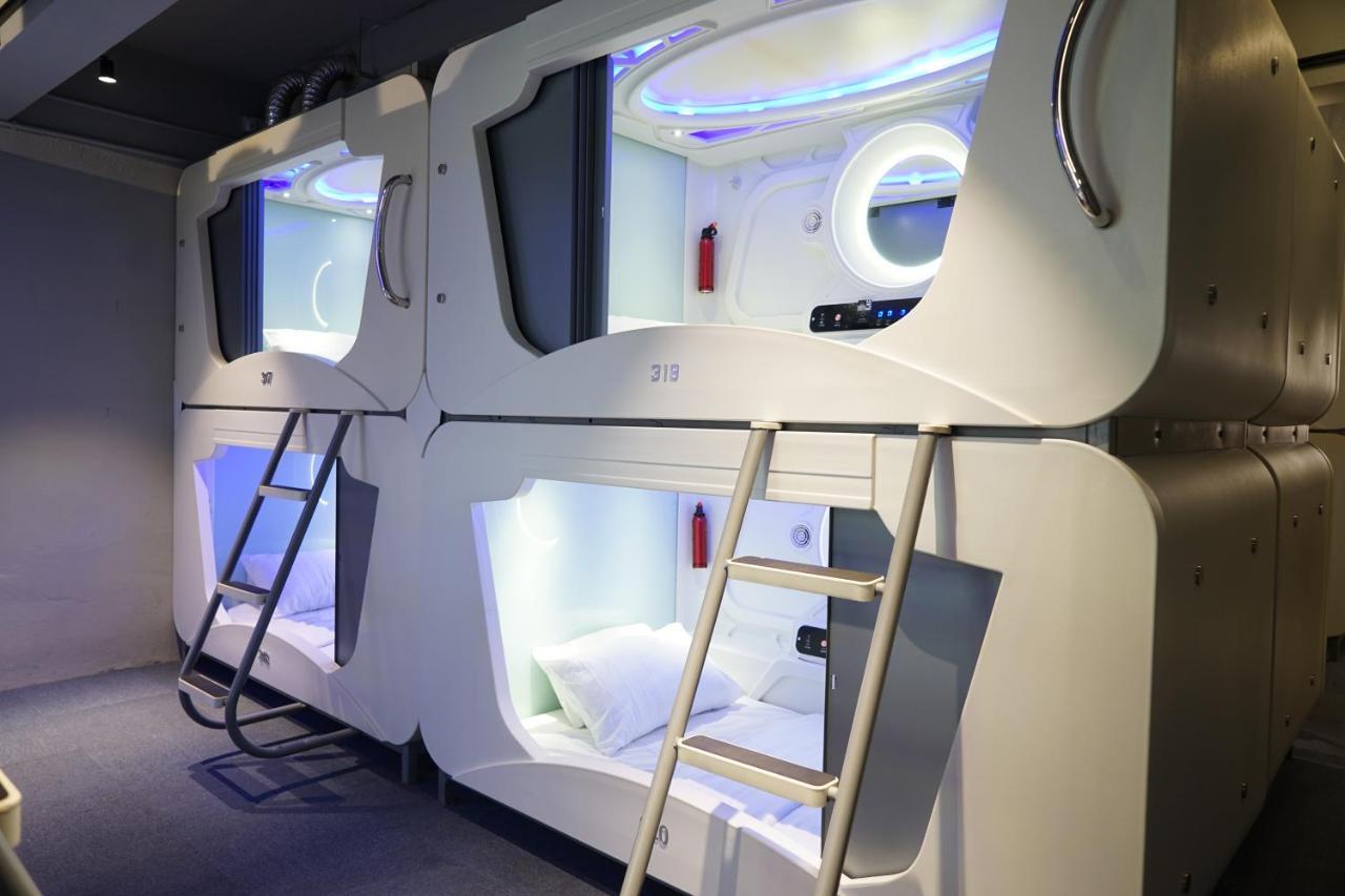 Q Capsule Hotel George Town Bagian luar foto