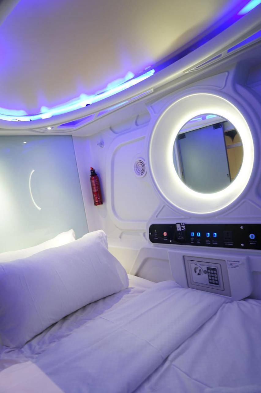 Q Capsule Hotel George Town Bagian luar foto