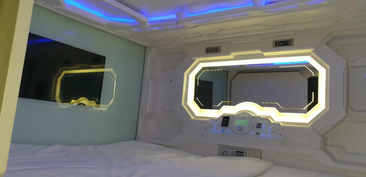 Q Capsule Hotel George Town Bagian luar foto