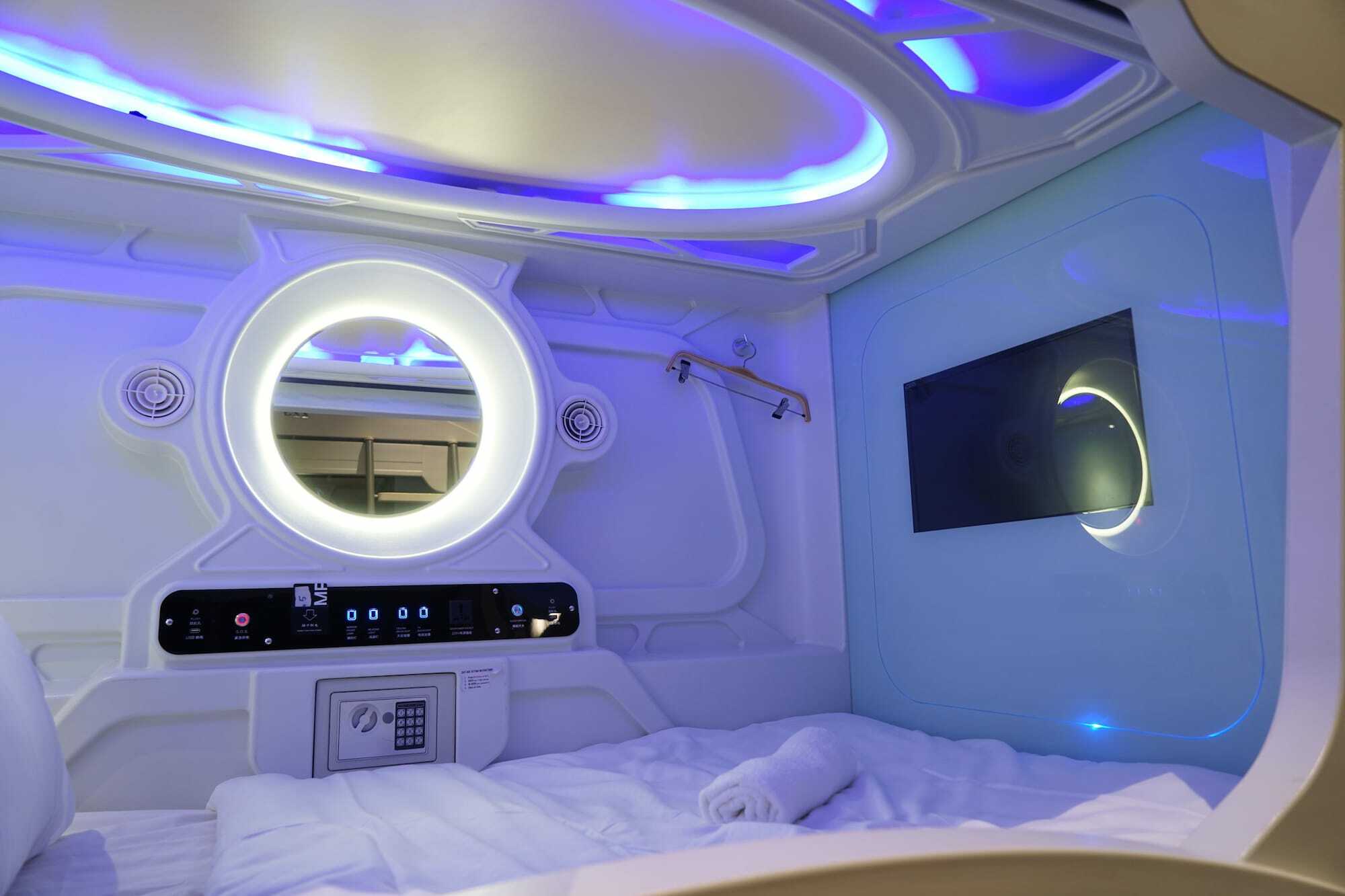 Q Capsule Hotel George Town Bagian luar foto